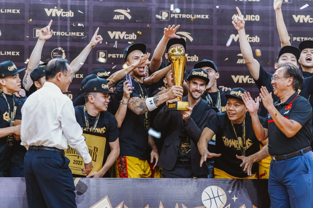 HLV Matt Van Pelt muốn Hanoi Buffaloes chơi thứ bóng rổ cống hiến - Ảnh 2. HLV Matt Van Pelt muốn Hanoi Buffaloes chơi thứ bóng rổ cống hiến - Ảnh 2.