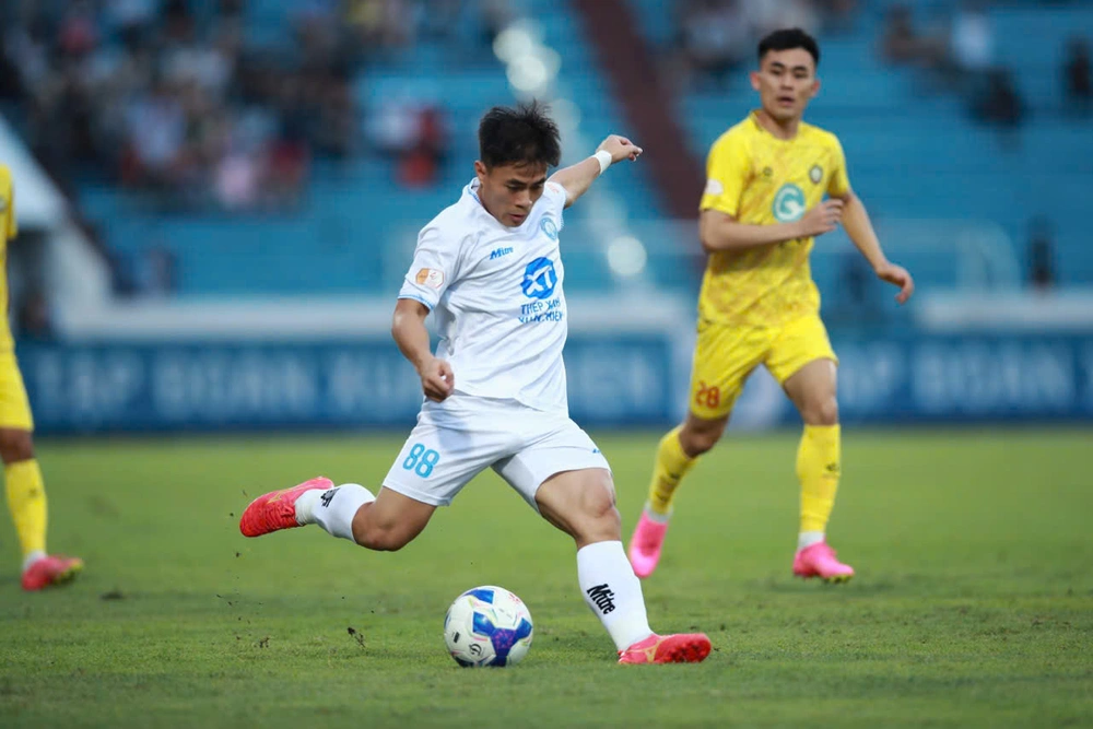 Đội hình tiêu biểu còn tranh cãi sau gala tổng kết mùa giải 2024/25 - Ảnh 3.