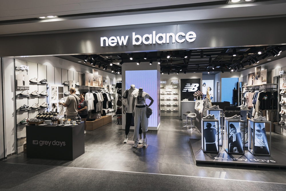 NEW BALANCE tôn vinh sắc xám biểu tượng qua chiến dịch &quot;Grey Days&quot; 2025 - Ảnh 1.