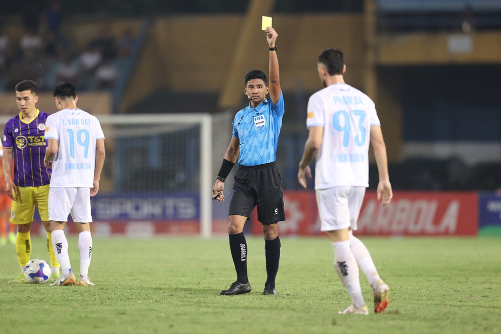 V-League &quot;cẩn thận củi lửa&quot; - Ảnh 1.