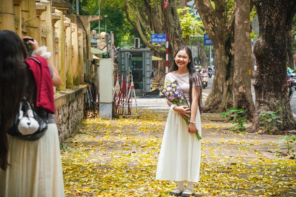 Có một Hà Nội đẹp dịu dàng mùa lá rụng - Ảnh 8. Có một Hà Nội đẹp dịu dàng mùa lá rụng - Ảnh 8.