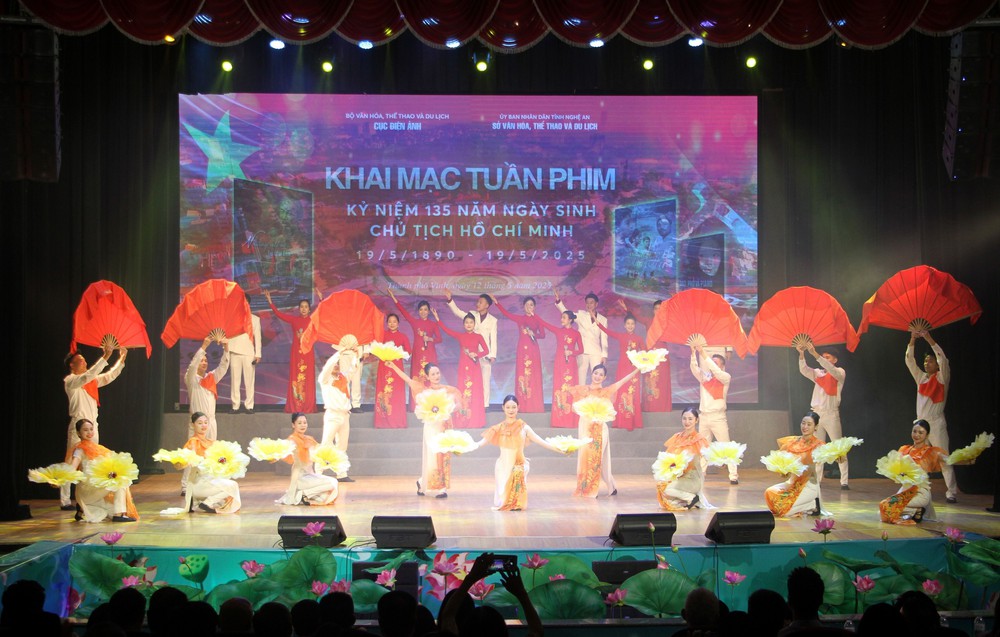 Khai mạc Tuần phim kỷ niệm 135 năm Ngày sinh Chủ tịch Hồ Chí Minh - Ảnh 1. Khai mạc Tuần phim kỷ niệm 135 năm Ngày sinh Chủ tịch Hồ Chí Minh - Ảnh 1.