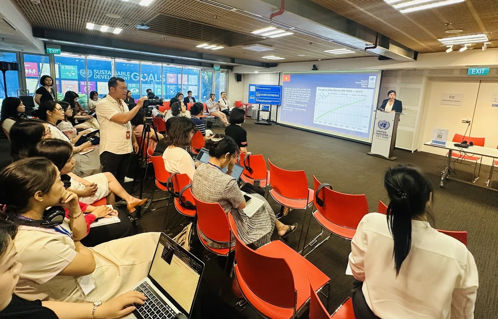 Báo cáo phát triển con người (HDR) 2025: Việt Nam thuộc nhóm quốc gia có mức phát triển con người cao - Ảnh 2. Báo cáo phát triển con người (HDR) 2025: Việt Nam thuộc nhóm quốc gia có mức phát triển con người cao - Ảnh 2.