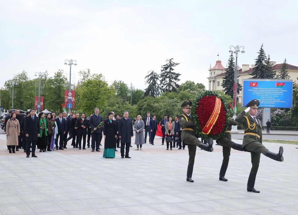 Tổng Bí thư Tô Lâm đặt hoa tại Tượng đài Chiến thắng ở thủ đô của Belarus - Ảnh 2.