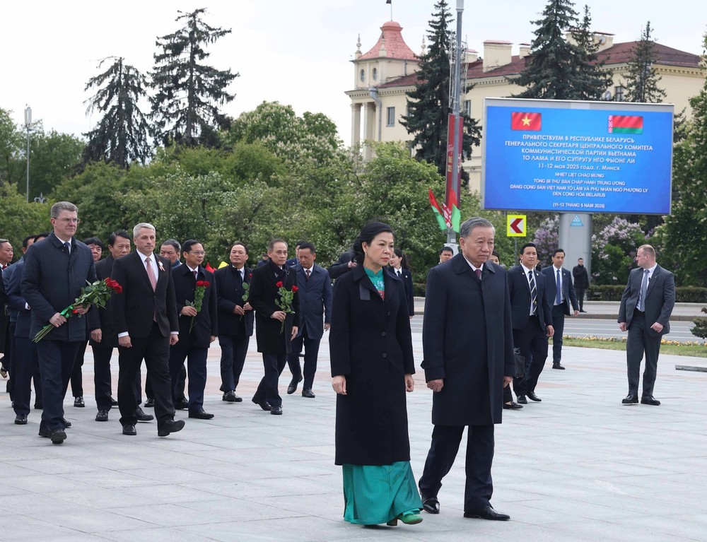 Tổng Bí thư Tô Lâm đặt hoa tại Tượng đài Chiến thắng ở thủ đô của Belarus - Ảnh 1.