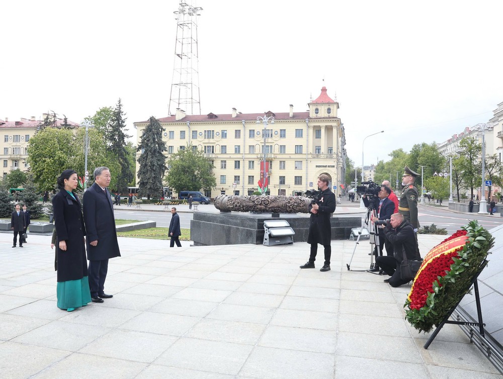 Tổng Bí thư Tô Lâm đặt hoa tại Tượng đài Chiến thắng ở thủ đô của Belarus - Ảnh 4.