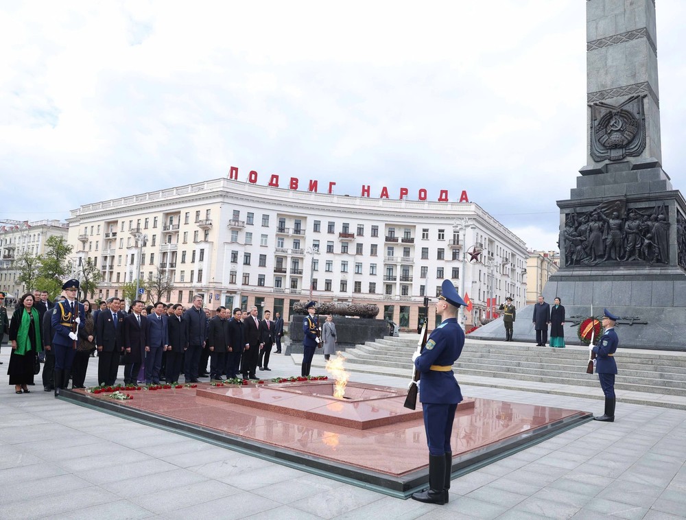 Tổng Bí thư Tô Lâm đặt hoa tại Tượng đài Chiến thắng ở thủ đô của Belarus - Ảnh 10.