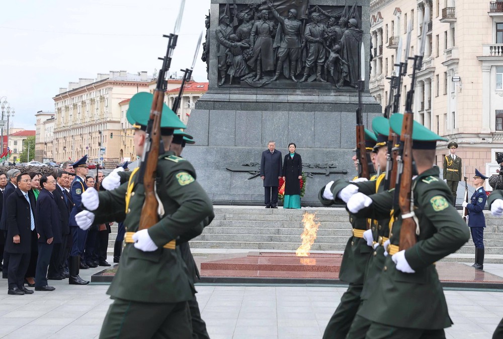 Tổng Bí thư Tô Lâm đặt hoa tại Tượng đài Chiến thắng ở thủ đô của Belarus - Ảnh 7.