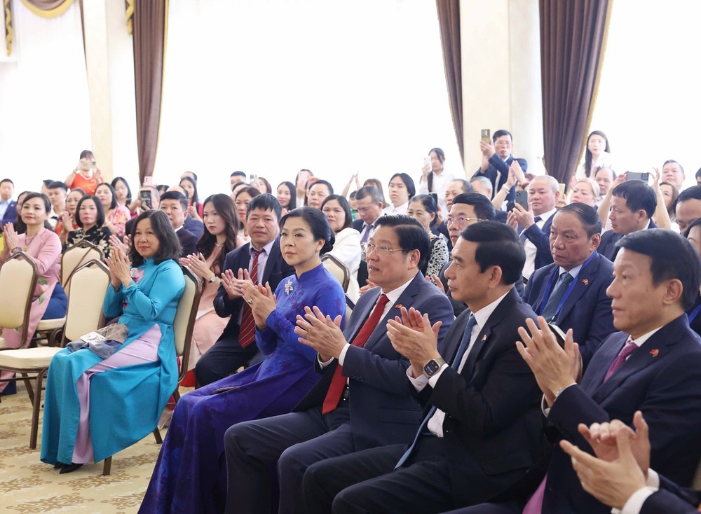 Tổng Bí thư Tô Lâm gặp gỡ cộng đồng người Việt Nam tại Belarus - Ảnh 3.