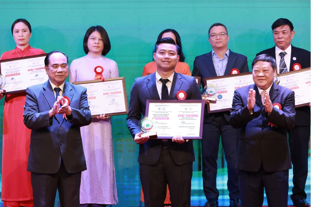 Bệnh viện Mắt Sài Gòn Đà Lạt đón nhận danh hiệu &quot;Bệnh viện Xanh – Sạch và Dịch vụ y tế chất lượng cao&quot; - Ảnh 2.