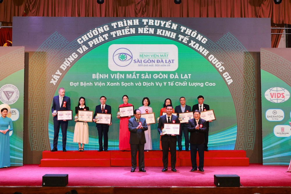 Bệnh viện Mắt Sài Gòn Đà Lạt đón nhận danh hiệu &quot;Bệnh viện Xanh – Sạch và Dịch vụ y tế chất lượng cao&quot; - Ảnh 1.