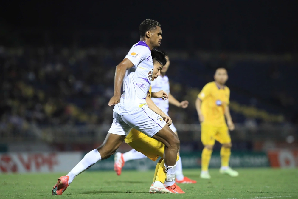 Tin nóng bóng đá Việt hôm nay 14/5: V-League tạm dừng vì SEA Games 33; CLB Bremen đến Hà Nội - Ảnh 1.