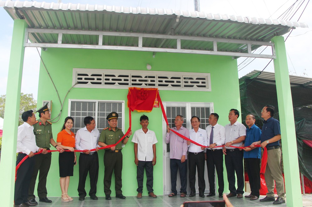 Xóa nhà tạm, nhà dột nát - mệnh lệnh của lương tri - Ảnh 1. Xóa nhà tạm, nhà dột nát - mệnh lệnh của lương tri - Ảnh 1.