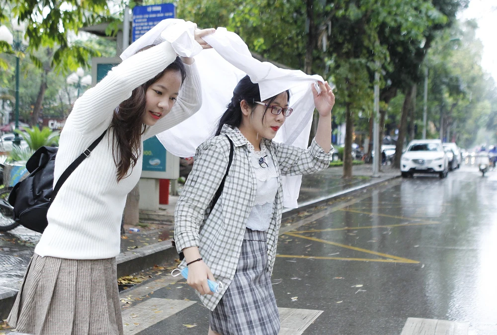 Dự báo thời tiết ngày 14/5: Hà Nội ngày nắng, chiều tối và đêm có mưa rào và dông - Ảnh 1. Dự báo thời tiết ngày 14/5: Hà Nội ngày nắng, chiều tối và đêm có mưa rào và dông - Ảnh 1.