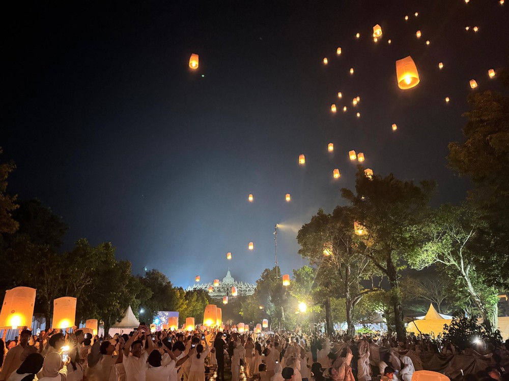 Lễ hội đèn lồng "Ánh sáng hòa bình 2025" tại Indonesia - Ảnh 3. Lễ hội đèn lồng "Ánh sáng hòa bình 2025" tại Indonesia - Ảnh 3.