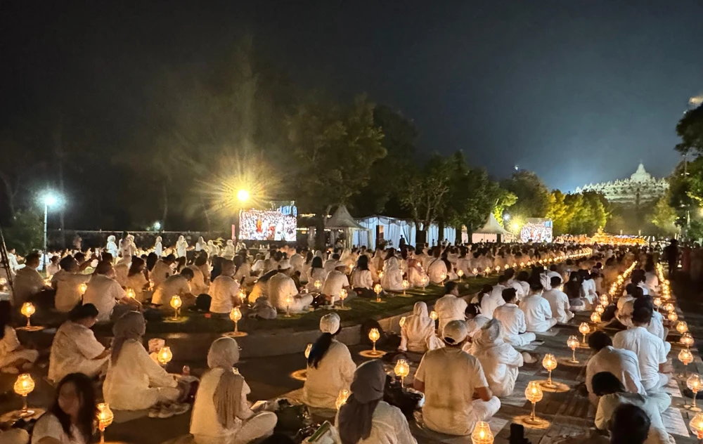Lễ hội đèn lồng "Ánh sáng hòa bình 2025" tại Indonesia - Ảnh 1. Lễ hội đèn lồng "Ánh sáng hòa bình 2025" tại Indonesia - Ảnh 1.