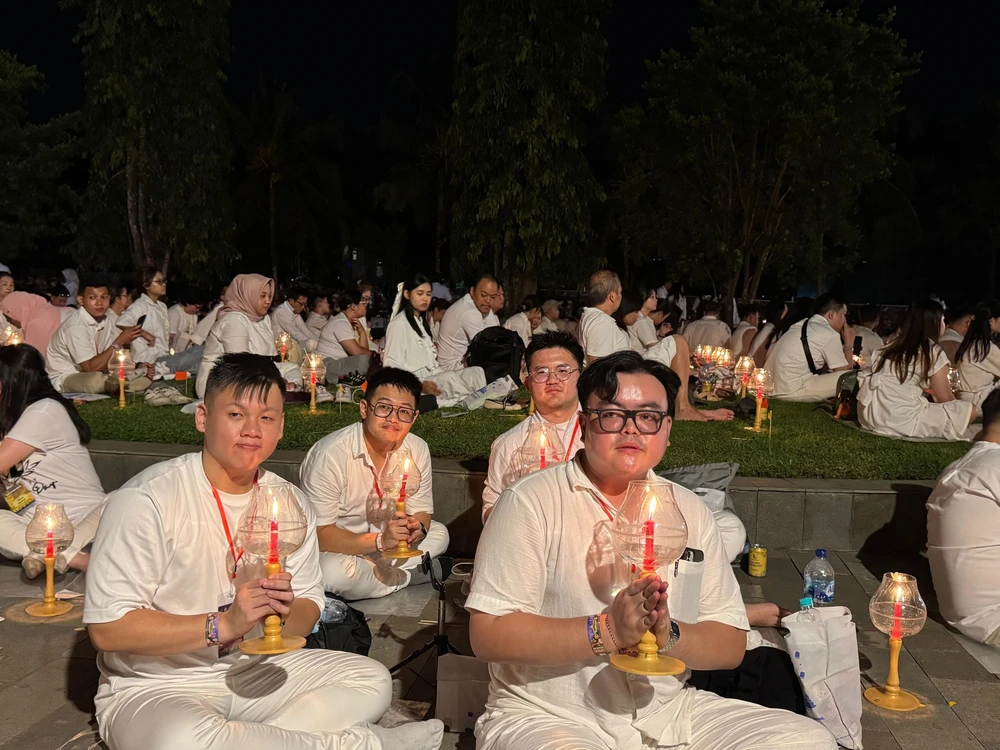 Lễ hội đèn lồng "Ánh sáng hòa bình 2025" tại Indonesia - Ảnh 2. Lễ hội đèn lồng "Ánh sáng hòa bình 2025" tại Indonesia - Ảnh 2.