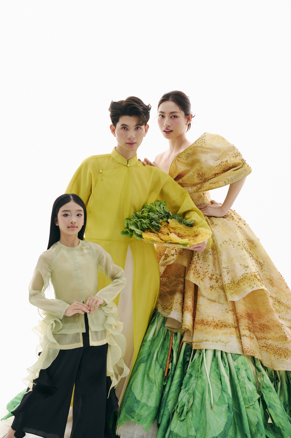 Lương Thùy Linh hoá nàng thơ “ngon mắt” với thiết kế váy bánh xèo - Ảnh 1.