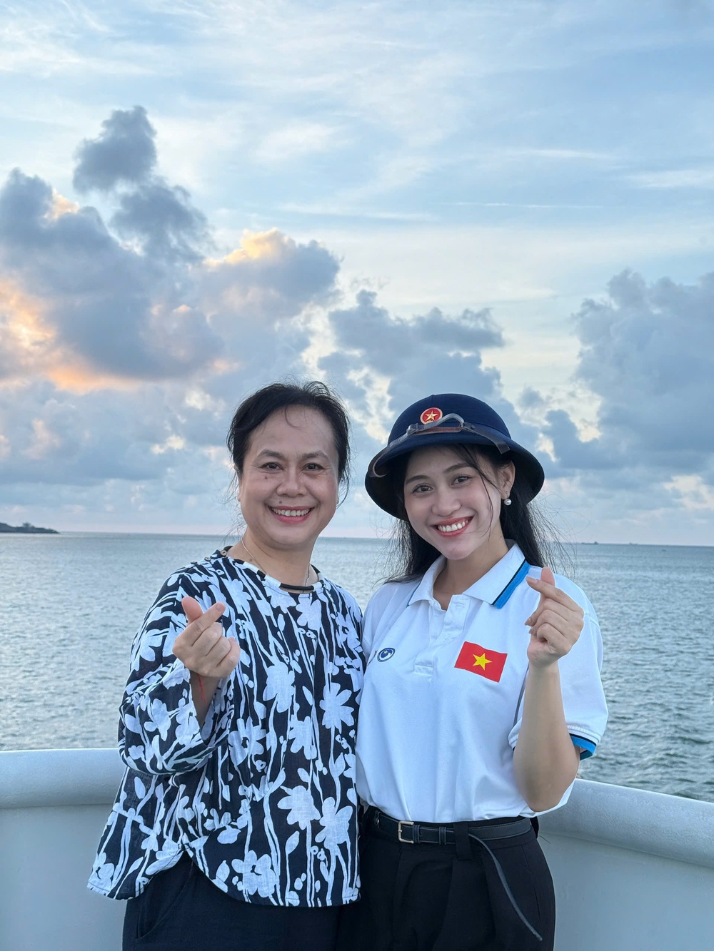 Jee Trần trải nghiệm kỷ luật quân đội, mang tiếng hát đến Trường Sa - Ảnh 1. Jee Trần trải nghiệm kỷ luật quân đội, mang tiếng hát đến Trường Sa - Ảnh 1.