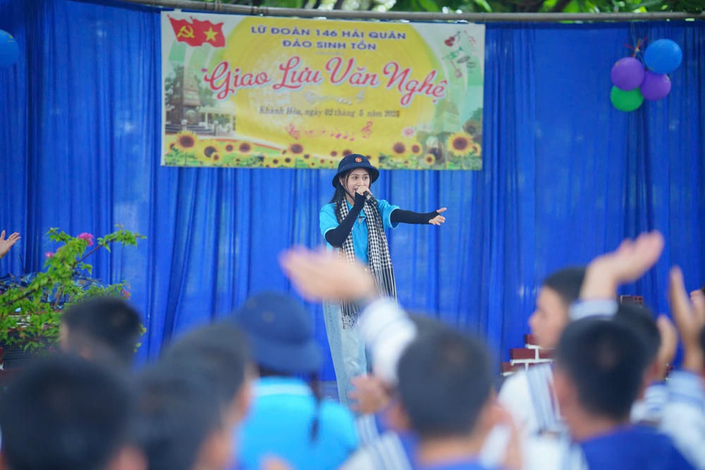 Jee Trần trải nghiệm kỷ luật quân đội, mang tiếng hát đến Trường Sa - Ảnh 3. Jee Trần trải nghiệm kỷ luật quân đội, mang tiếng hát đến Trường Sa - Ảnh 3.