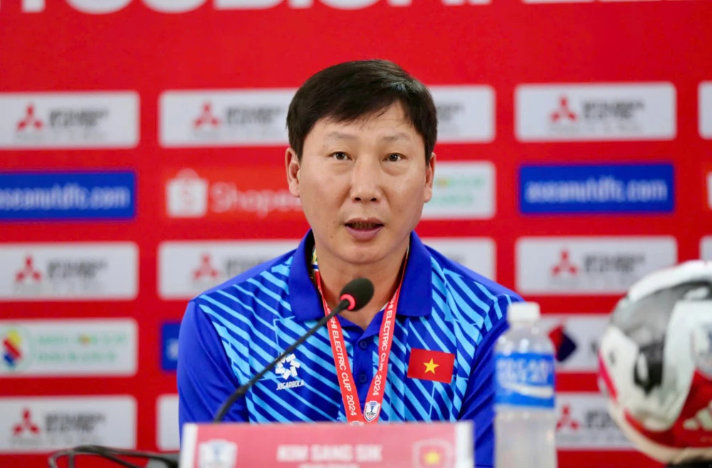 Báo Hàn lo HLV Kim Sang Sik 'lộ bài' khi gặp MU, sợ cầu thủ Việt Nam tốn thể lực trước trận gặp Malaysia - Ảnh 1. Báo Hàn lo HLV Kim Sang Sik 'lộ bài' khi gặp MU, sợ cầu thủ Việt Nam tốn thể lực trước trận gặp Malaysia - Ảnh 1.