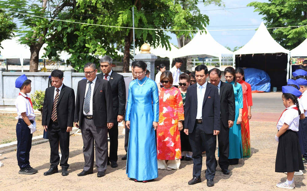 135 năm Ngày sinh Chủ tịch Hồ Chí Minh: Bác Hồ trong trái tim cộng đồng người Việt Nam tại Lào - Ảnh 1.