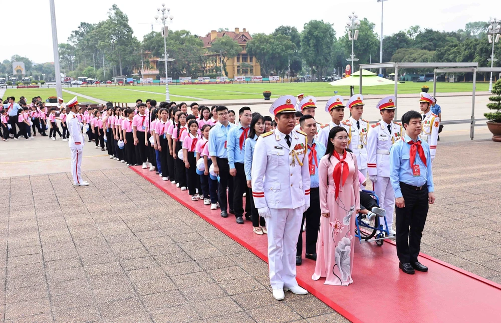 Đại biểu Đại hội Cháu ngoan Bác Hồ báo công và vào Lăng viếng Chủ tịch Hồ Chí Minh - Ảnh 3.