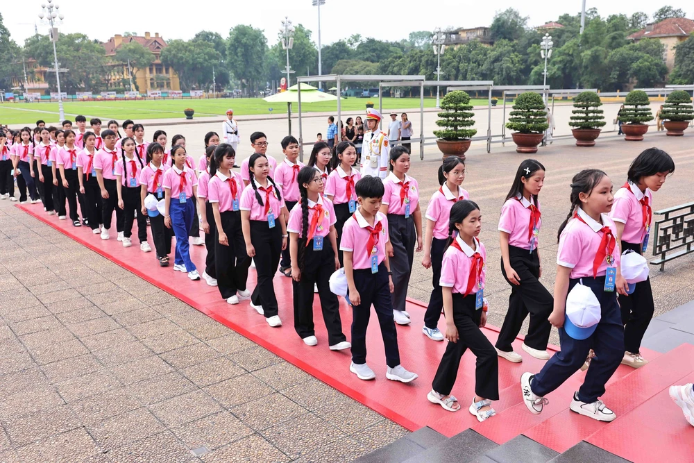 Đại biểu Đại hội Cháu ngoan Bác Hồ báo công và vào Lăng viếng Chủ tịch Hồ Chí Minh - Ảnh 6.