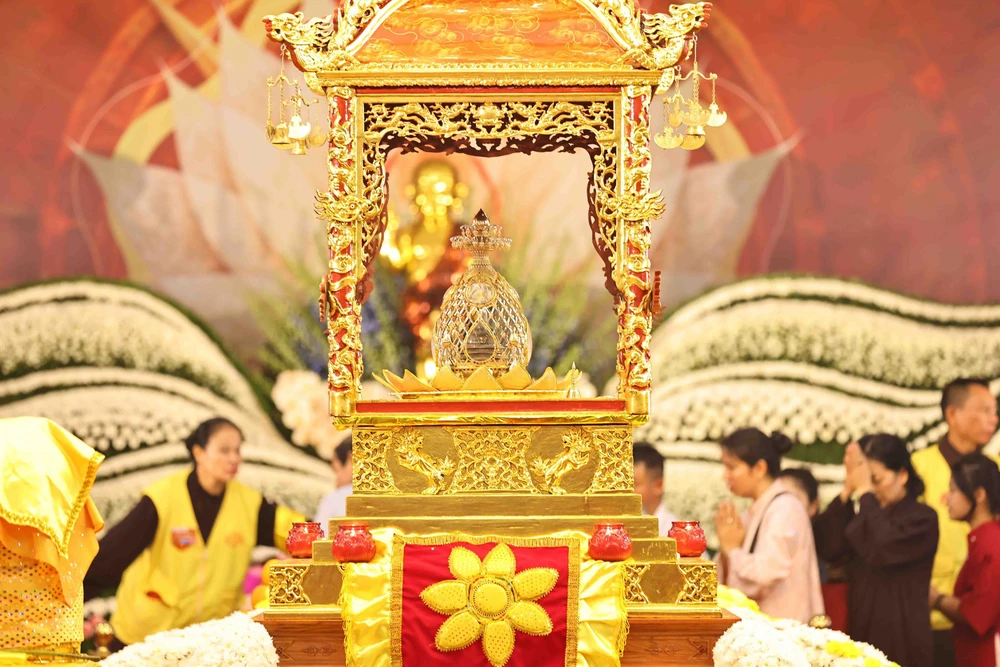 Phật tử và nhân dân đến chiêm bái xá lợi Đức Phật tại chùa Quán Sứ - Ảnh 2.