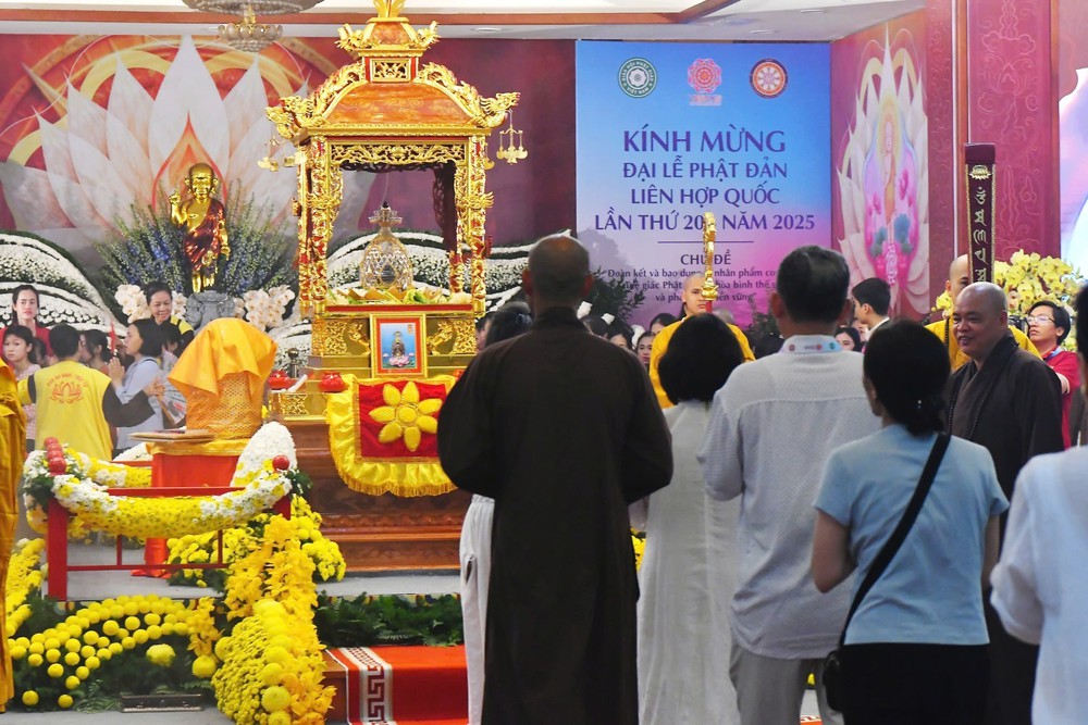 Hàng vạn người dân xếp hàng xuyên đêm chiêm bái xá lợi Đức Phật tại Hà Nội - Ảnh 1.