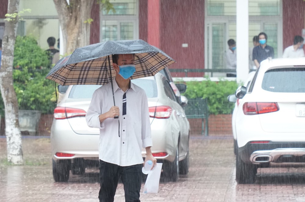 Dự báo thời tiết ngày 15/5: Khu vực Hà Nội, có mưa rào rải rác và có nơi có dông - Ảnh 1. Dự báo thời tiết ngày 15/5: Khu vực Hà Nội, có mưa rào rải rác và có nơi có dông - Ảnh 1.