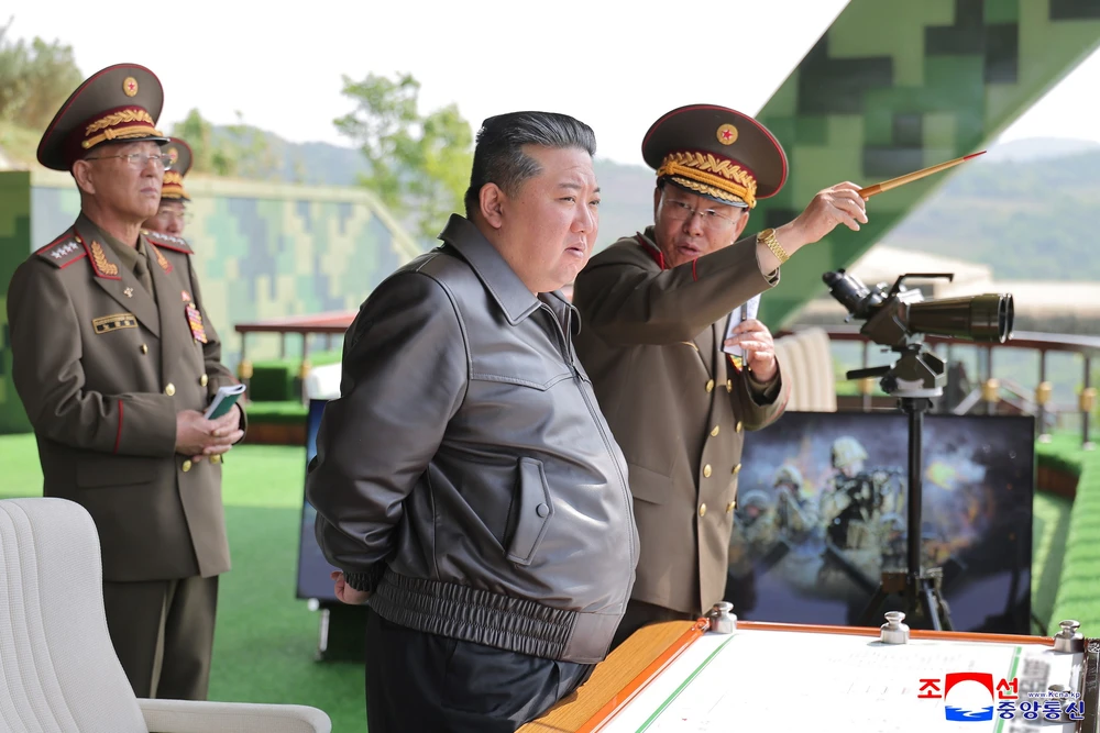Nhà lãnh đạo Triều Tiên Kim Jong Un thị sát tập trận tác chiến đặc biệt - Ảnh 1.