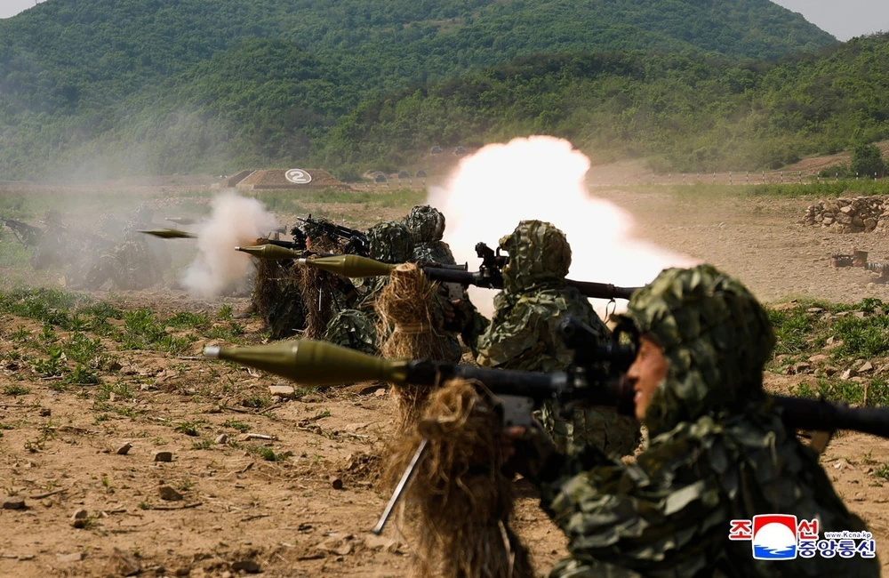Nhà lãnh đạo Triều Tiên Kim Jong Un thị sát tập trận tác chiến đặc biệt - Ảnh 3.