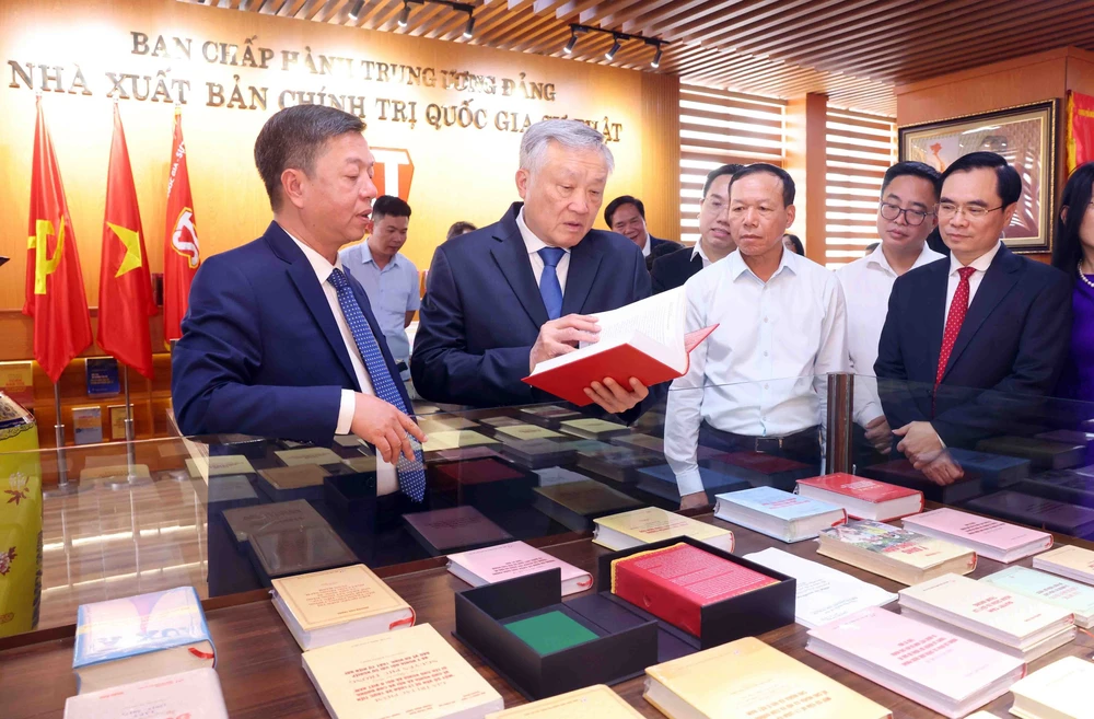 Phó Thủ tướng Thường trực Chính phủ Nguyễn Hòa Bình dự Lễ ra mắt Tủ sách điện tử Chủ tịch Hồ Chí Minh - Ảnh 5.