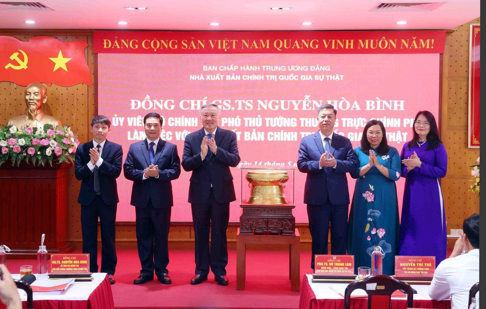 Phó Thủ tướng Thường trực Chính phủ Nguyễn Hòa Bình dự Lễ ra mắt Tủ sách điện tử Chủ tịch Hồ Chí Minh - Ảnh 6.