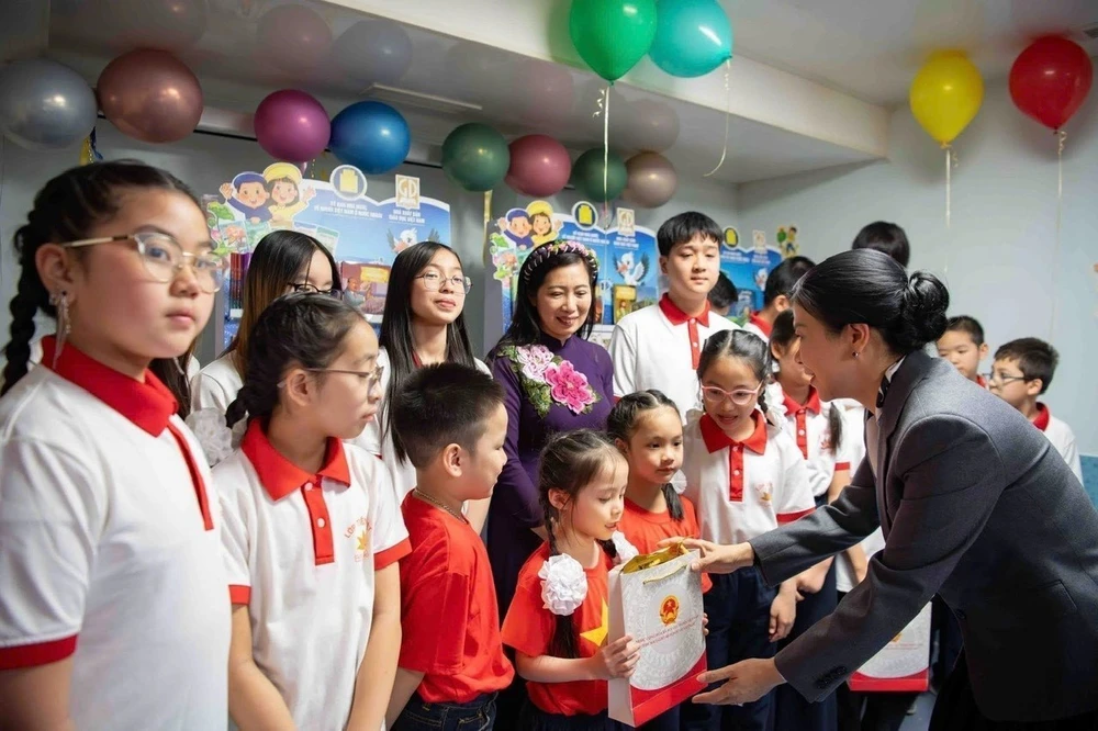 Phu nhân Ngô Phương Ly thăm lớp học tiếng Việt và tham quan Bảo tàng quốc gia Belarus - Ảnh 2.