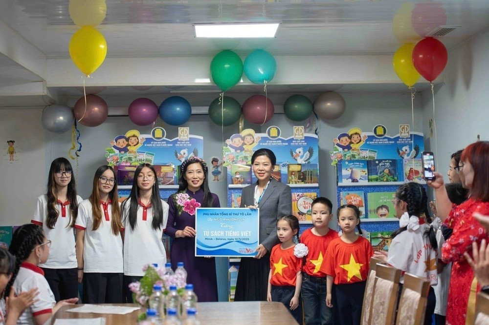Phu nhân Ngô Phương Ly thăm lớp học tiếng Việt và tham quan Bảo tàng quốc gia Belarus - Ảnh 3.