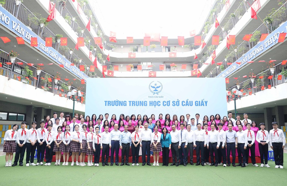 Tổng Bí thư Tô Lâm: Thúc đẩy đổi mới sáng tạo, chuyển đổi số trong trường học, không để học sinh nào bị bỏ lại phía sau - Ảnh 1.