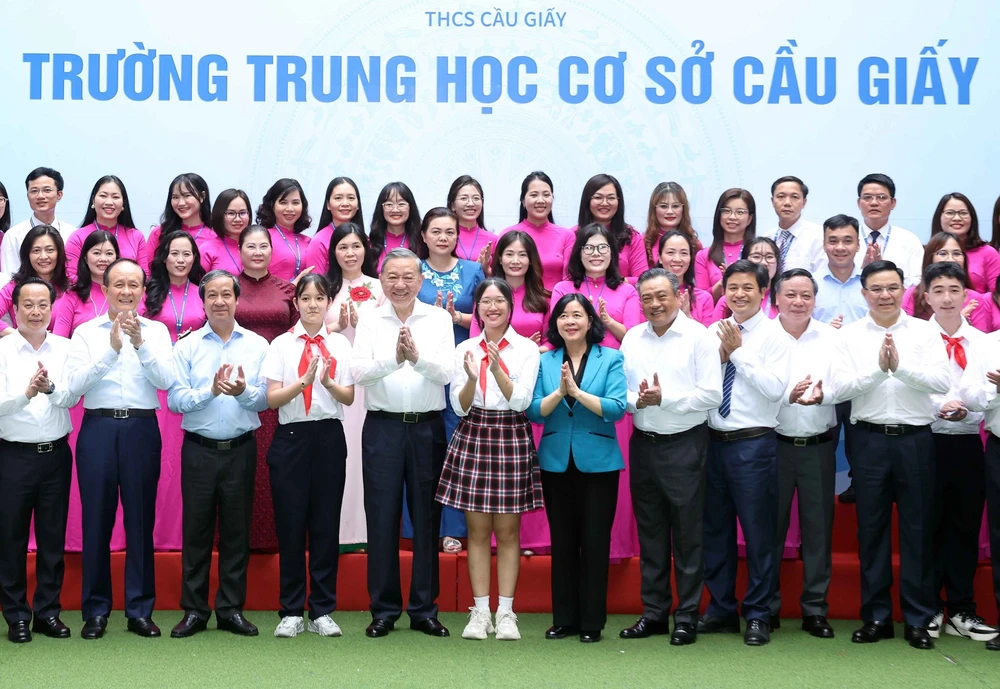 Tổng Bí thư Tô Lâm: Thúc đẩy chuyển đổi số trong trường học, không để học sinh nào bị bỏ lại phía sau - Ảnh 2.
