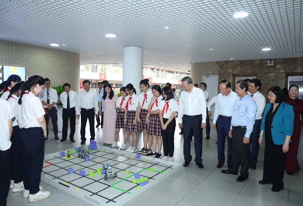 Tổng Bí thư Tô Lâm: Thúc đẩy chuyển đổi số trong trường học, không để học sinh nào bị bỏ lại phía sau - Ảnh 10.