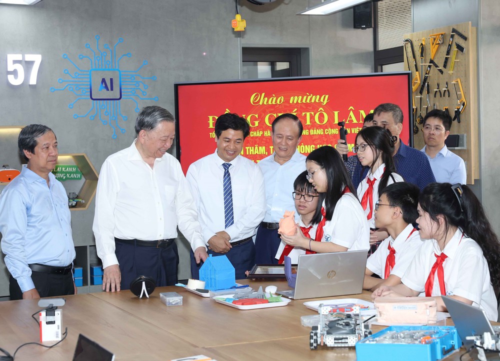 Tổng Bí thư Tô Lâm: Thúc đẩy chuyển đổi số trong trường học, không để học sinh nào bị bỏ lại phía sau - Ảnh 7.