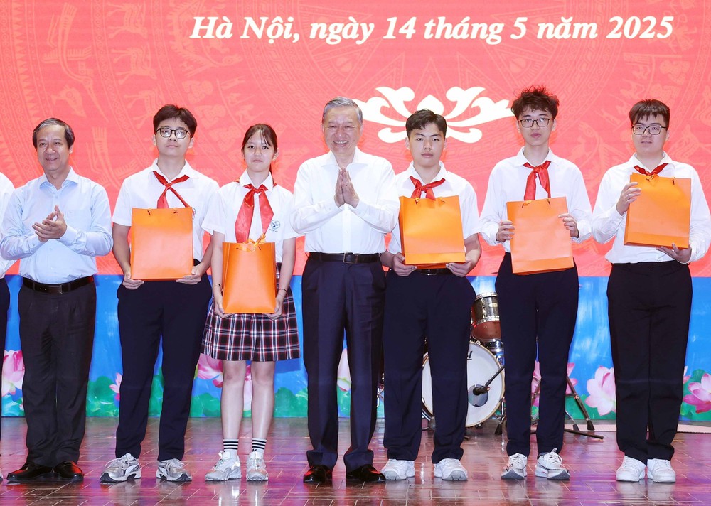 Tổng Bí thư Tô Lâm: Thúc đẩy chuyển đổi số trong trường học, không để học sinh nào bị bỏ lại phía sau - Ảnh 6.