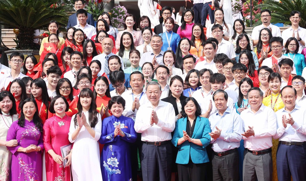 Tổng Bí thư Tô Lâm: Thúc đẩy chuyển đổi số trong trường học, không để học sinh nào bị bỏ lại phía sau - Ảnh 6.