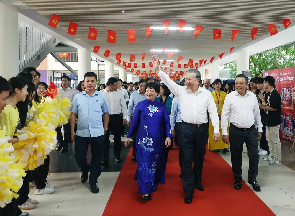 Tổng Bí thư Tô Lâm: Thúc đẩy chuyển đổi số trong trường học, không để học sinh nào bị bỏ lại phía sau - Ảnh 7.