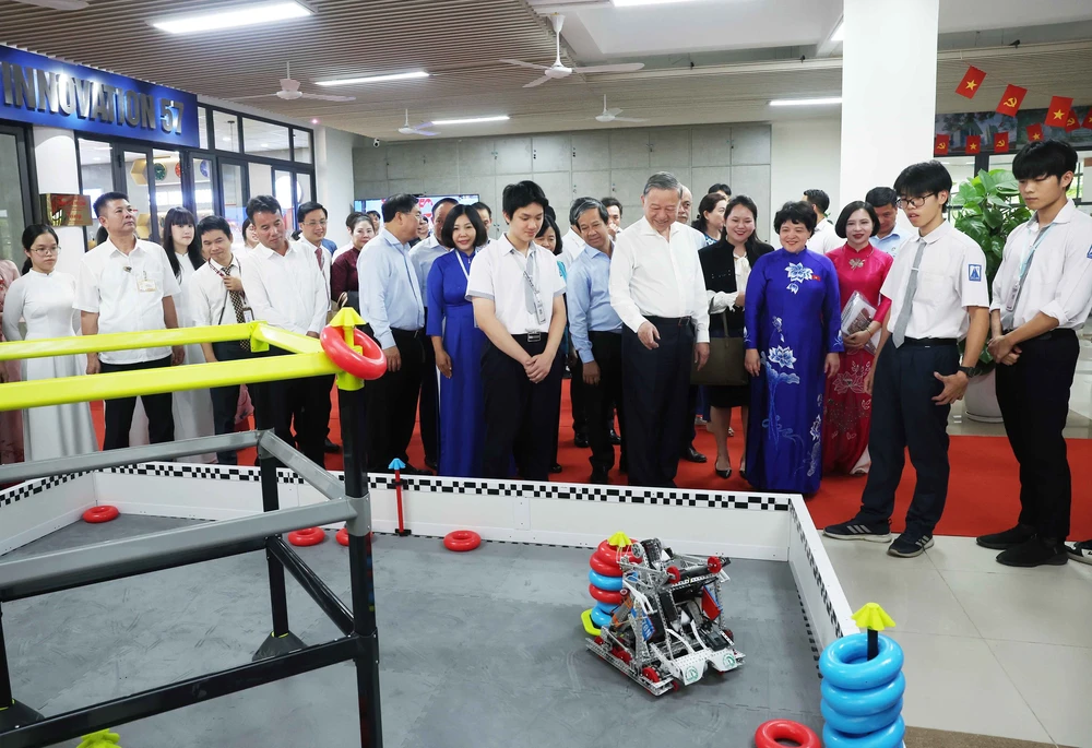 Tổng Bí thư Tô Lâm: Thúc đẩy chuyển đổi số trong trường học, không để học sinh nào bị bỏ lại phía sau - Ảnh 11.