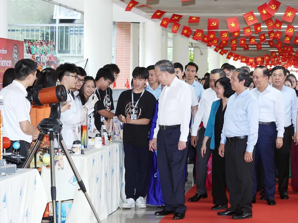 Tổng Bí thư Tô Lâm: Thúc đẩy chuyển đổi số trong trường học, không để học sinh nào bị bỏ lại phía sau - Ảnh 9.