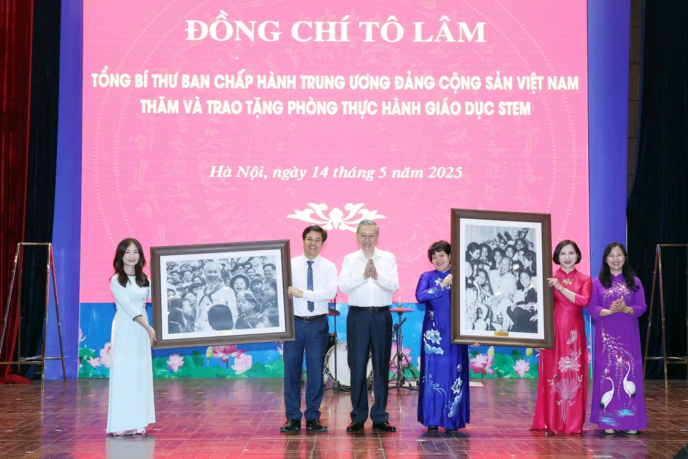 Tổng Bí thư Tô Lâm: Thúc đẩy chuyển đổi số trong trường học, không để học sinh nào bị bỏ lại phía sau - Ảnh 8.