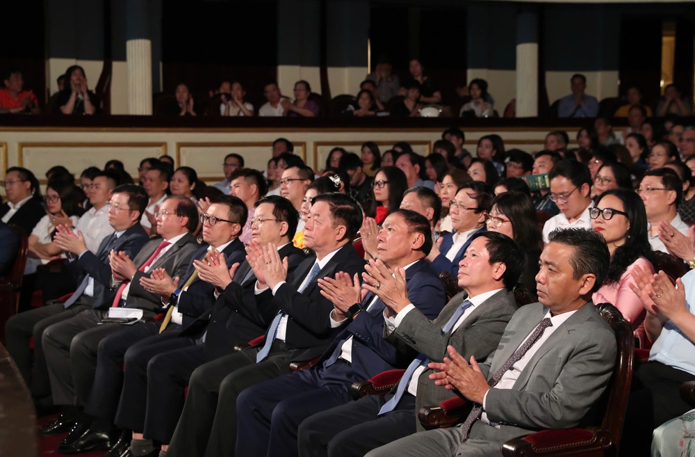 Xúc động chương trình nghệ thuật đặc biệt “Quà tháng 5 dâng Người” - Ảnh 1.
