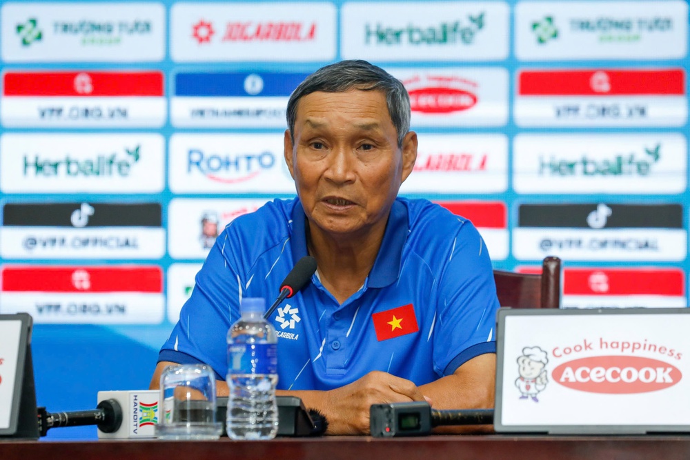 HLV Mai Đức Chung: ‘Trận đấu với Bremen là cơ hội học hỏi’ - Ảnh 1.