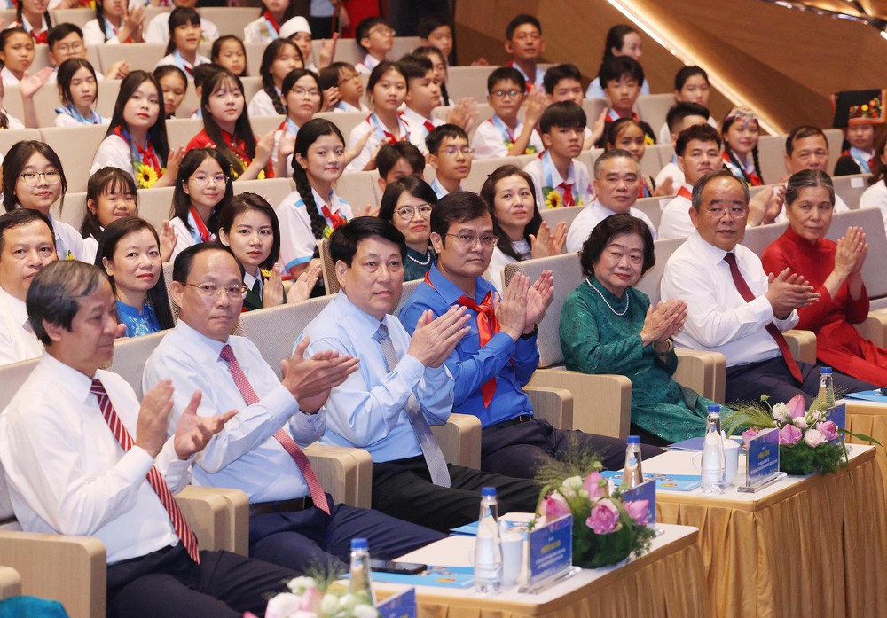 Chủ tịch nước Lương Cường dự Lễ tuyên dương Cháu ngoan Bác Hồ toàn quốc lần thứ X, năm 2025 - Ảnh 2. Chủ tịch nước Lương Cường dự Lễ tuyên dương Cháu ngoan Bác Hồ toàn quốc lần thứ X, năm 2025 - Ảnh 2.